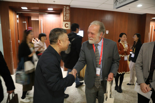 ��ͼ���������������������ѧר��Michael Ratcliffe������������ѧ���������н��������������.jpg