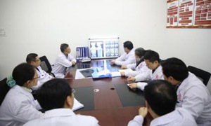 蒙兴文主任联合我院多学科医生会诊,分析患者病情并制定个体化治疗方案