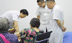 张政主任与首都医科大学附属北京友谊医院风湿免疫科陈乐天主任医师联合为类风湿患者会诊,分析病情,并为患者制定个体化治疗方案