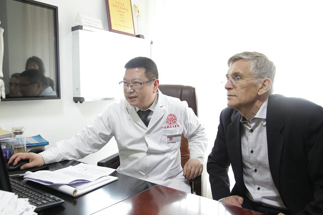 张政主任与国际风湿免疫学著名专家学者Rikard Holmdahl教授交流.JPG